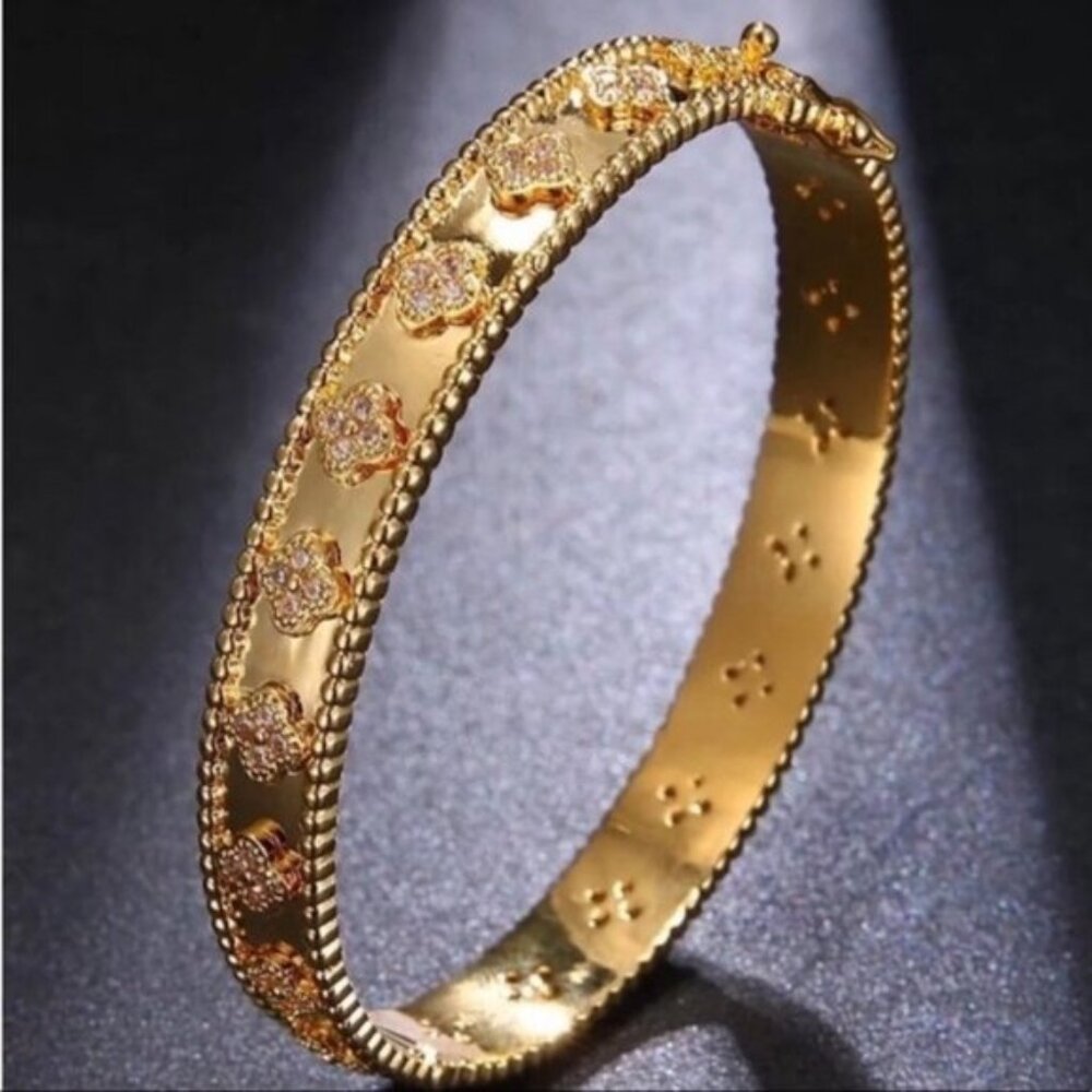 ✨✨Gold Clover Bangle